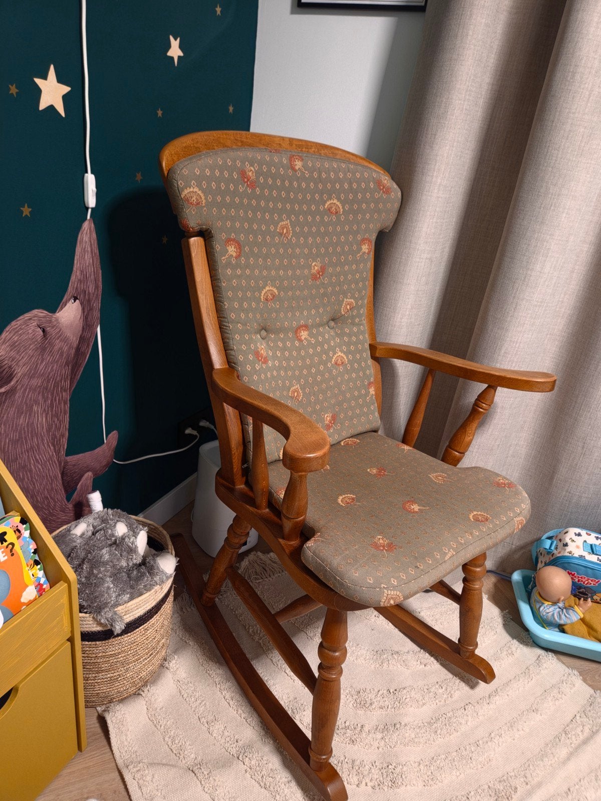 Vintage houten schommelstoel met gestoffeerde zitting, Ophalen