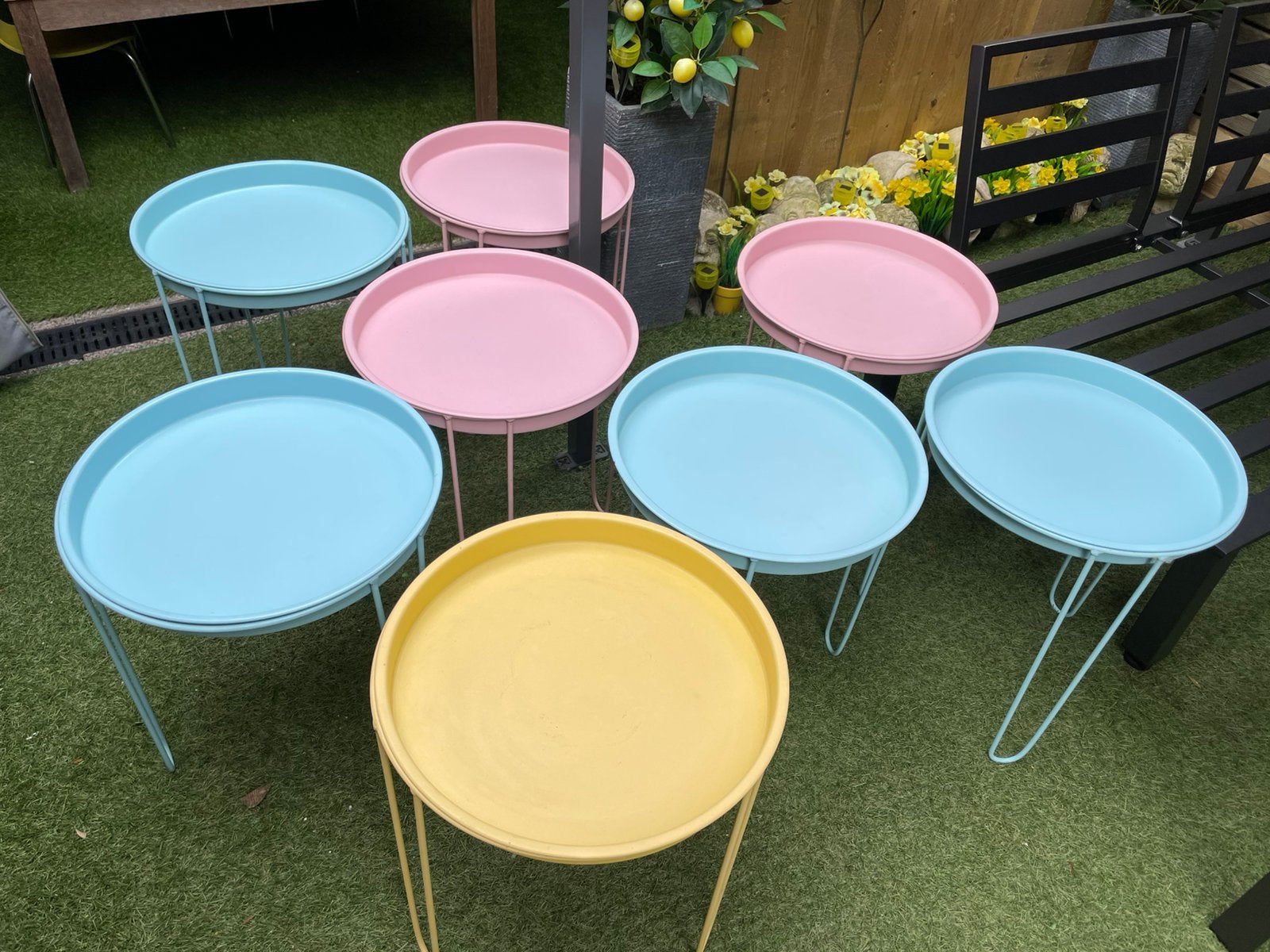 Drie roze bijzet tafeltjes. De andere kleuren zijn verkocht, Ophalen, Gebruikt