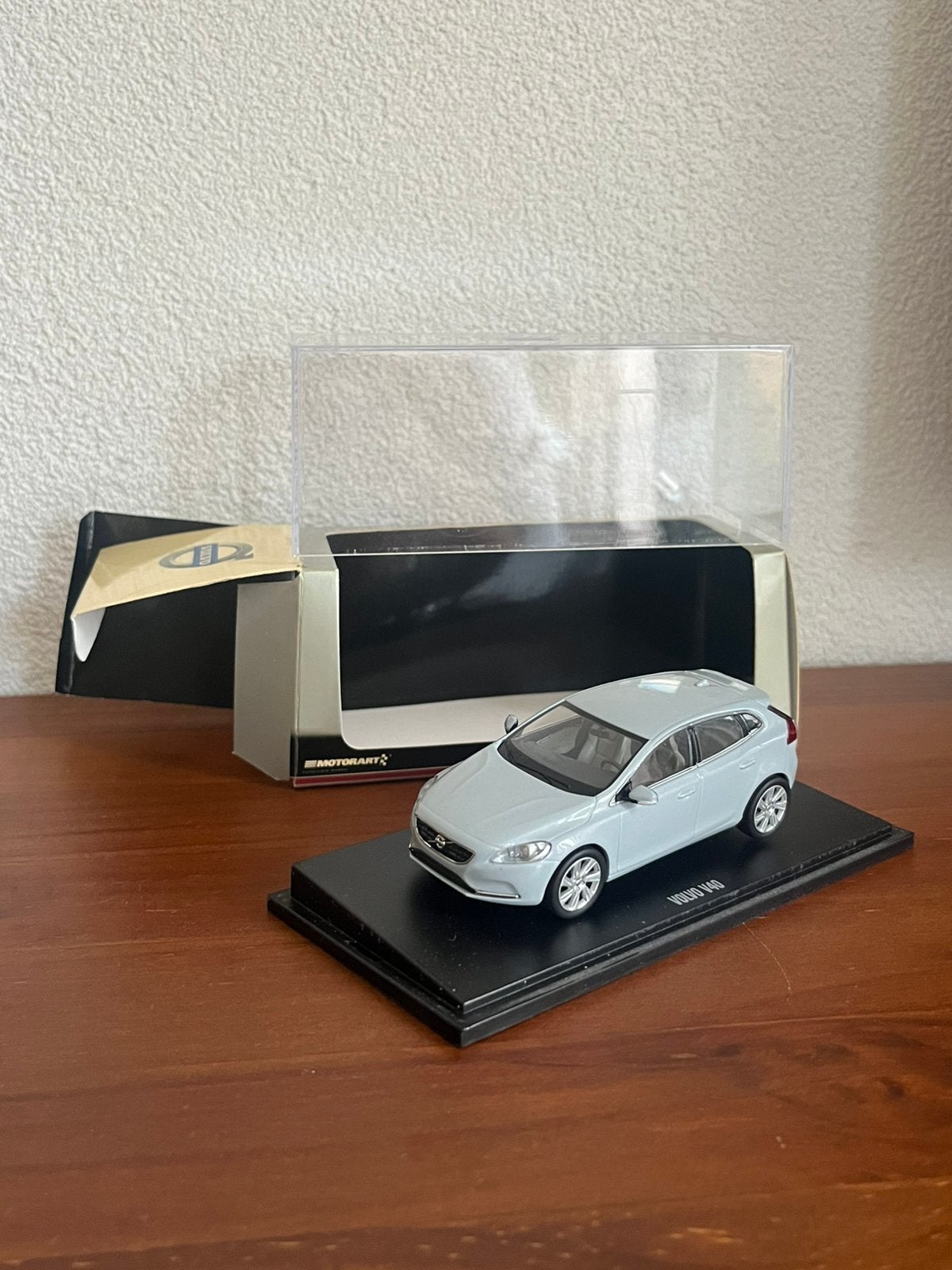 Volvo V40 1:43 Misty Blue Motorart, Hobby en Vrije tijd, Ophalen of Verzenden, Zo goed als nieuw, Auto, Overige merken