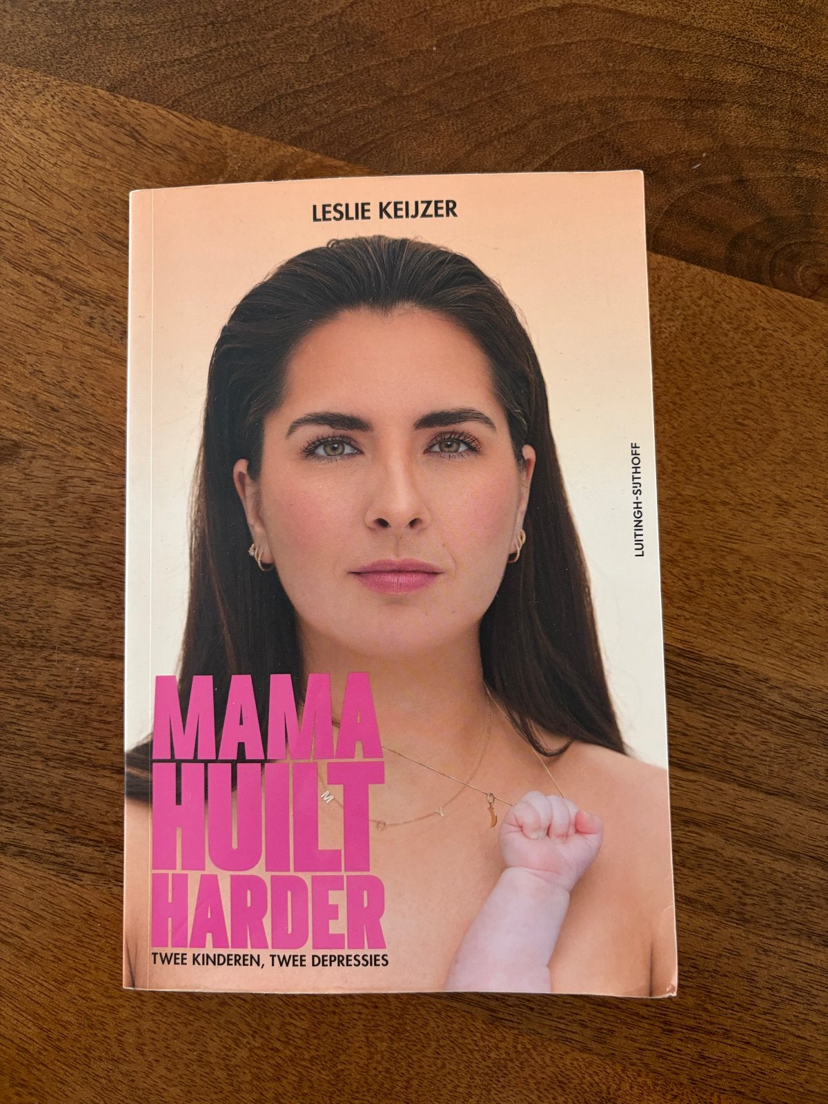 Mama Huilt Harder - Leslie Keijzer (Zo goed als nieuw), Ophalen of Verzenden, Zo goed als nieuw, Zwangerschap en Bevalling