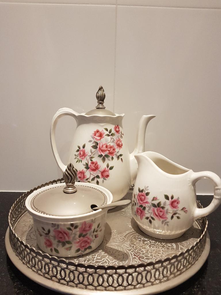 Te koop prachtig 3 delige WEDGWOOD Engels servies nieuwstaat, Huis en Inrichting, Keuken | Servies, Ophalen of Verzenden, Zo goed als nieuw