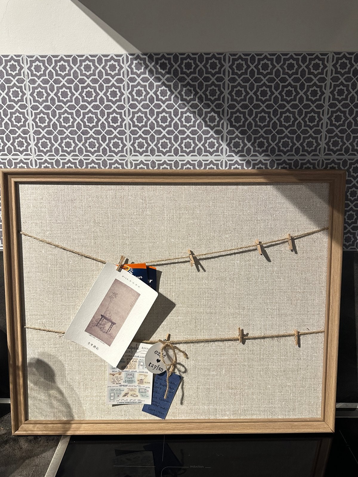 Stijlvol prikbord met houten lijst - 53x43 cm, Huis en Inrichting, Woonaccessoires | Memoborden, Ophalen of Verzenden, Zo goed als nieuw
