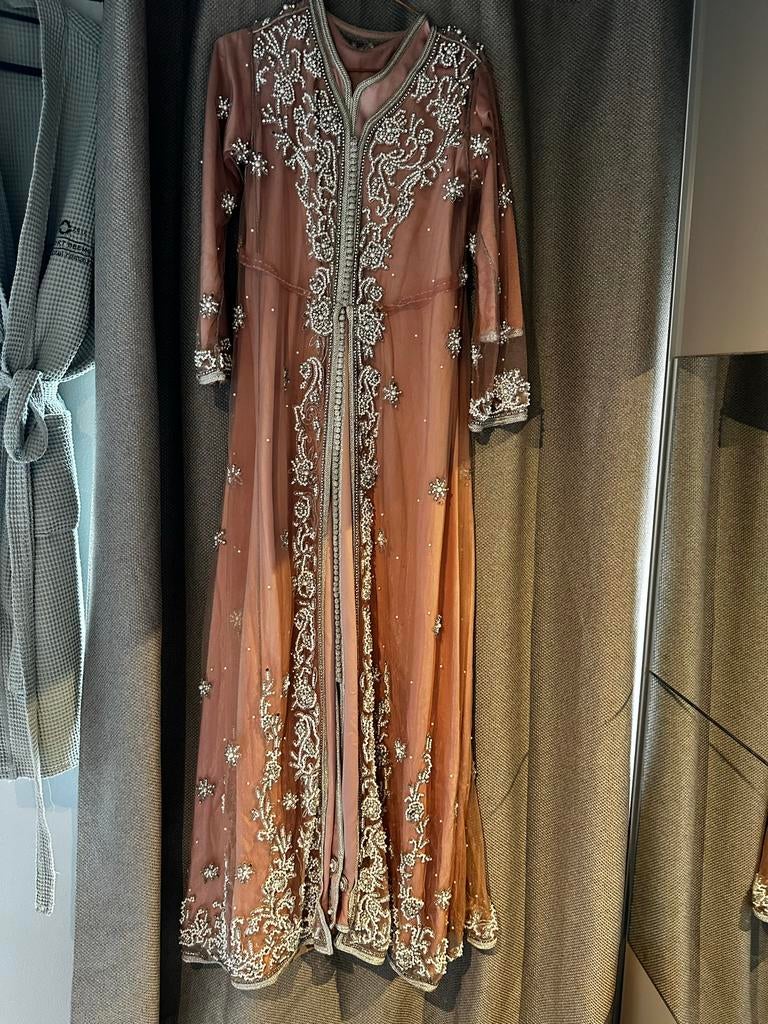 Elegante Marokkaanse feestjurk met bijpassende riem, Overige typen, Ophalen of Verzenden, Zo goed als nieuw, Roze