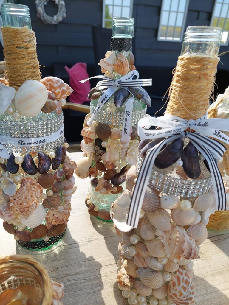 Decoratieve flessen met schelpen en parels, Meerkleurig, Mediterraans, Ophalen of Verzenden, Zo goed als nieuw