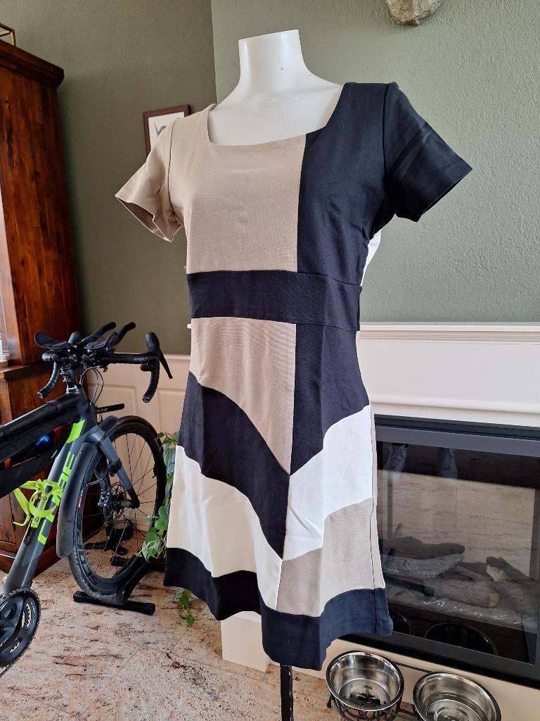 Atmos Fashion colour block jurk L 42, Kleding | Dames, Jurken, Overige kleuren, Verzenden, Maat 42/44 (L), Zo goed als nieuw