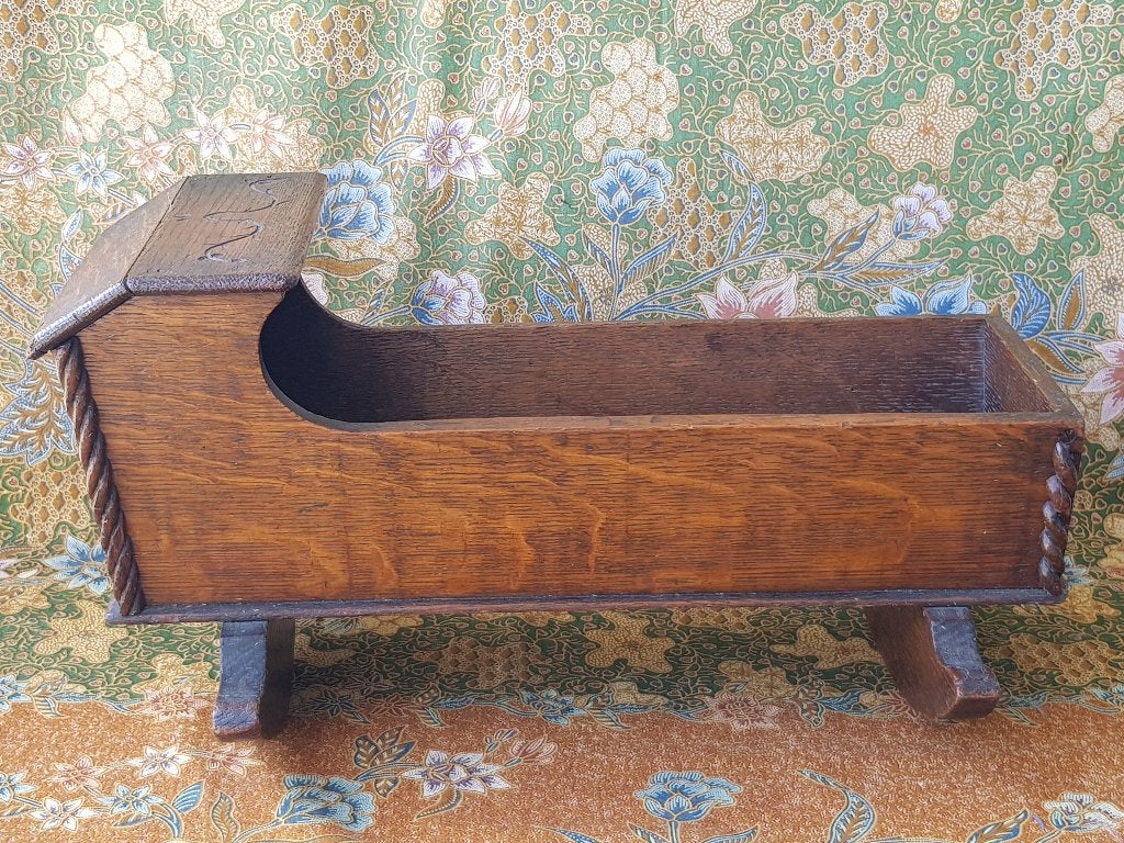 Antieke Engelse eikenhouten poppenwieg 45,5 cm. uit 1912., Ophalen of Verzenden