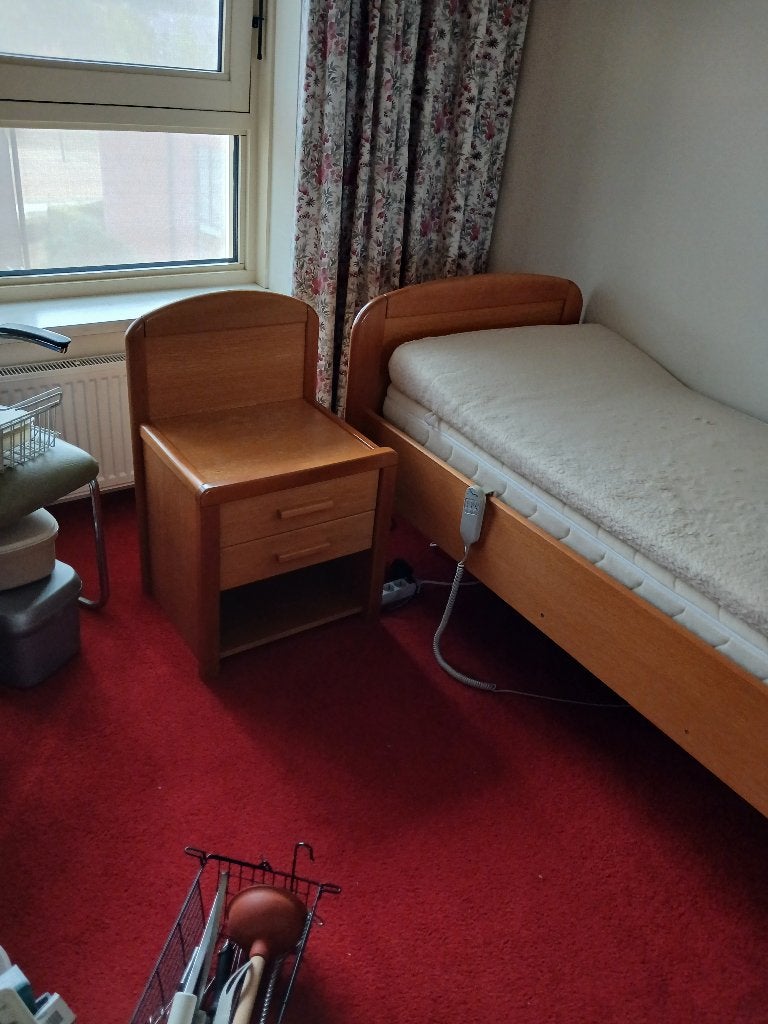 eenpersoonsbed 80x200 met bedbodem  elektr bedienbaar, Huis en Inrichting, Ophalen, Verstelbaar, 80 cm, 200 cm