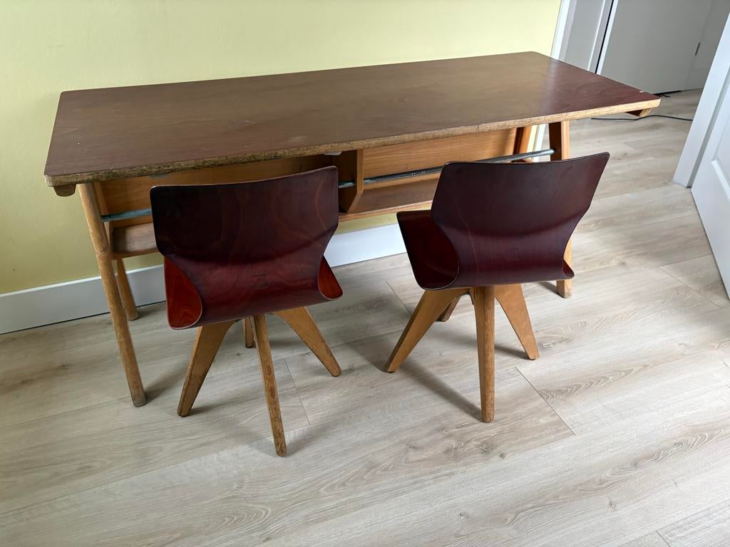 Bijzondere vintage schoolbank met twee stoelen, Kinderen en Baby's, Kinderkamer | Tafels en Stoelen, Ophalen, Gebruikt, Tafel(s) en Stoel(en)