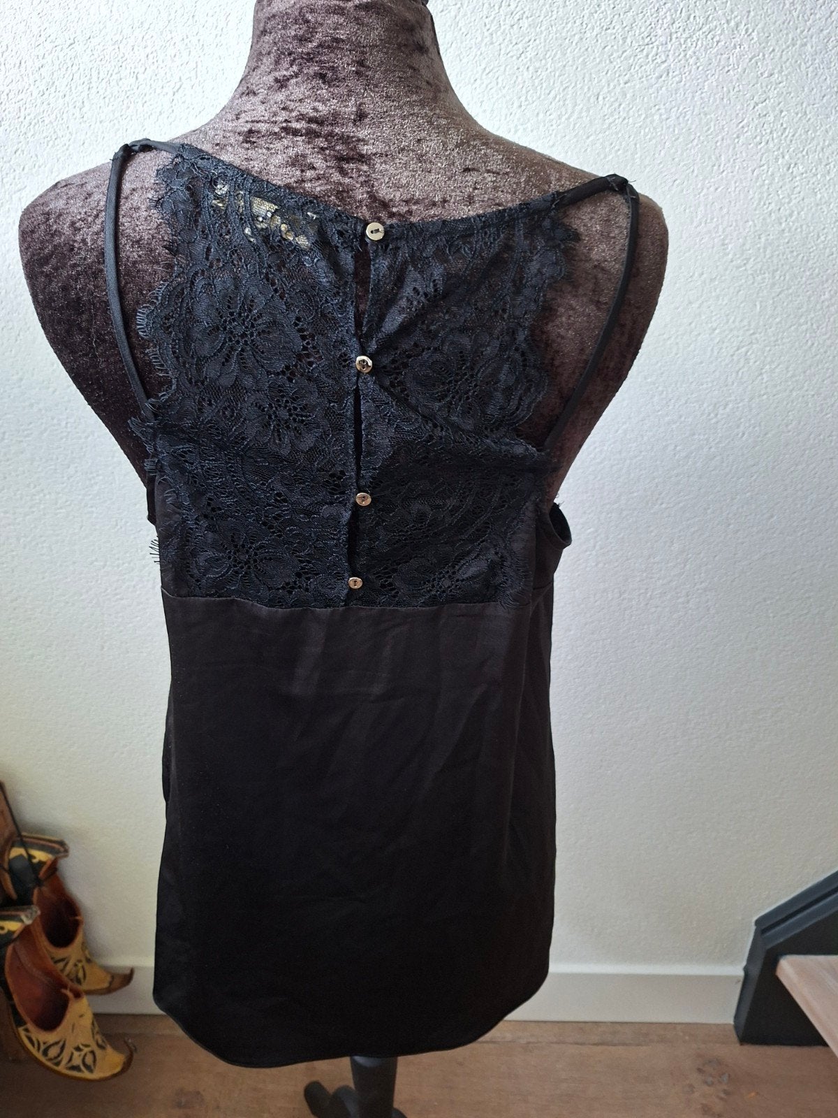 Josh V Kira Black Top met kant en knoopjes, Zwart, Maat 42/44 (L), Ophalen of Verzenden, Zo goed als nieuw