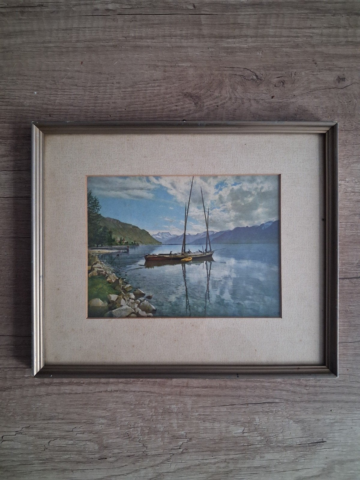 Vintage ingelijste litho van een bergmeer met boten - 1920, Antiek en Kunst, Ophalen of Verzenden