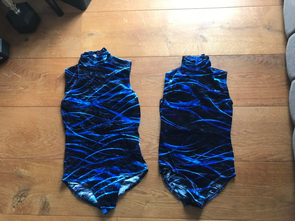 Turnpakjes velours blauw maat 24 104-122 maat 28 128-140, Kindermaat 122 t/m 140, Ophalen of Verzenden, Zo goed als nieuw, Turnpak(je)