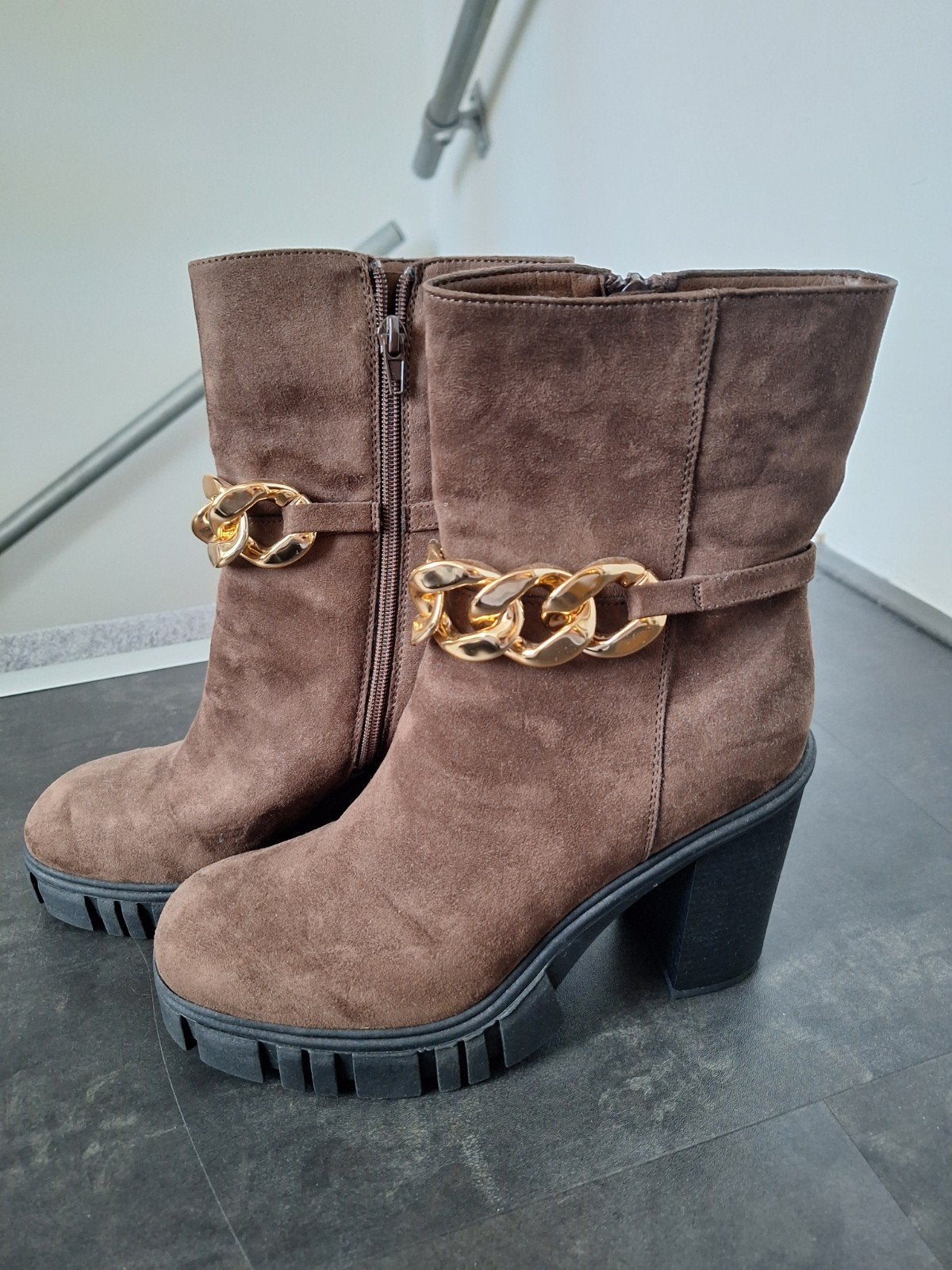 Bruine enkellaarzen met ketting, maat 41, Kleding | Dames, Schoenen, Ophalen of Verzenden, Zo goed als nieuw, Bruin, Lage of Enkellaarzen