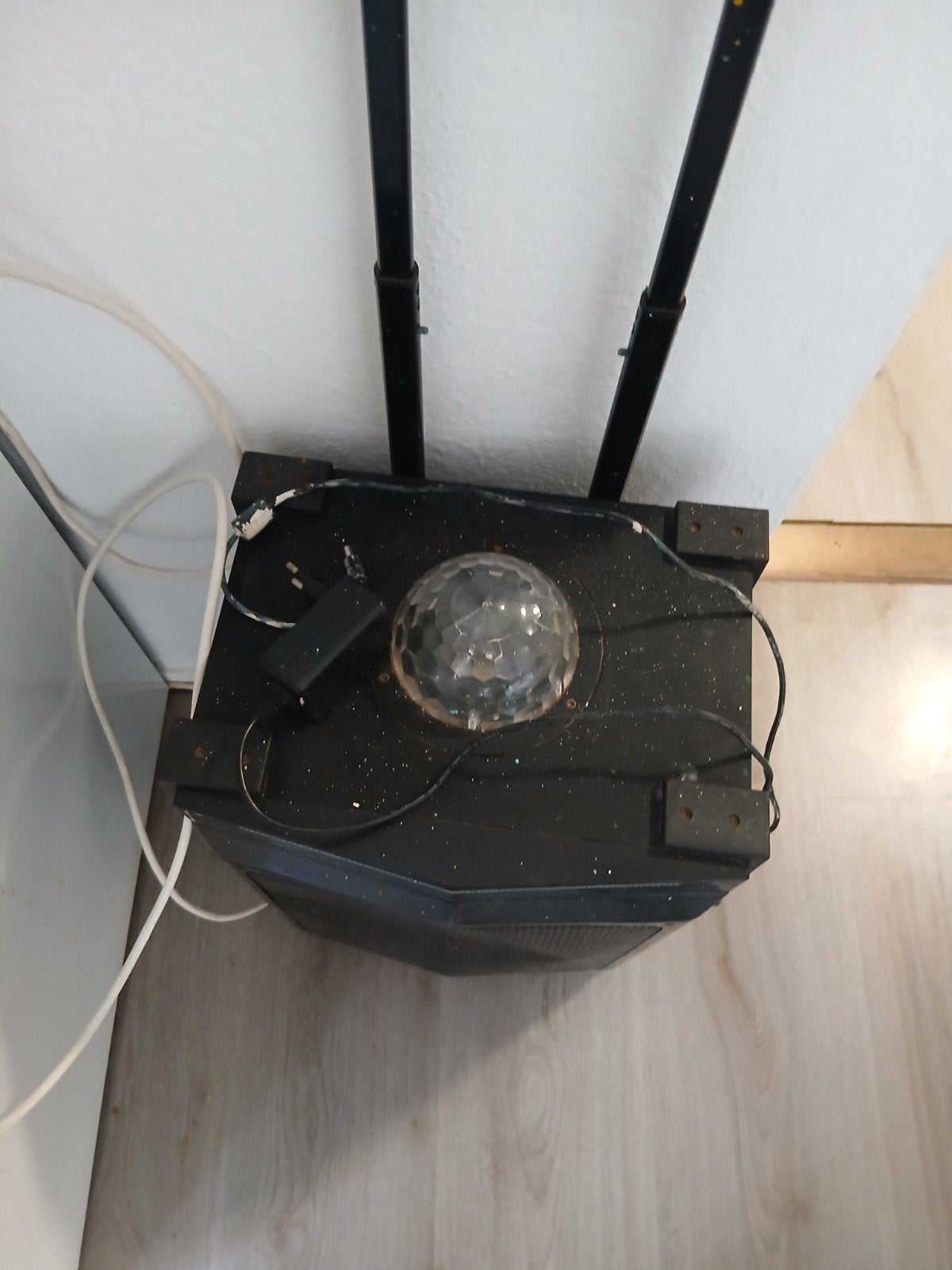 Noonday Party Speaker met Bluetooth en Discoverlichting, Ophalen, Zo goed als nieuw, Zwart, Avondtasje