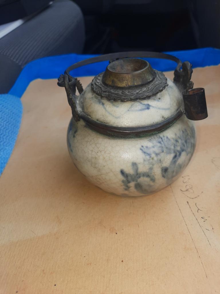 Antieke Chinese opiumpot met blauw-wit craquelé glazuur, Ophalen of Verzenden