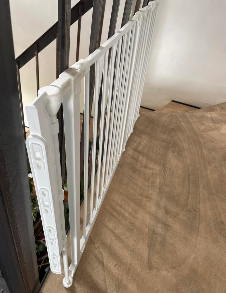 Stevig wit baby veiligheidsrek voor trap of deuropening, 100 tot 115 cm, Ophalen of Verzenden, Zo goed als nieuw, Klemhekje