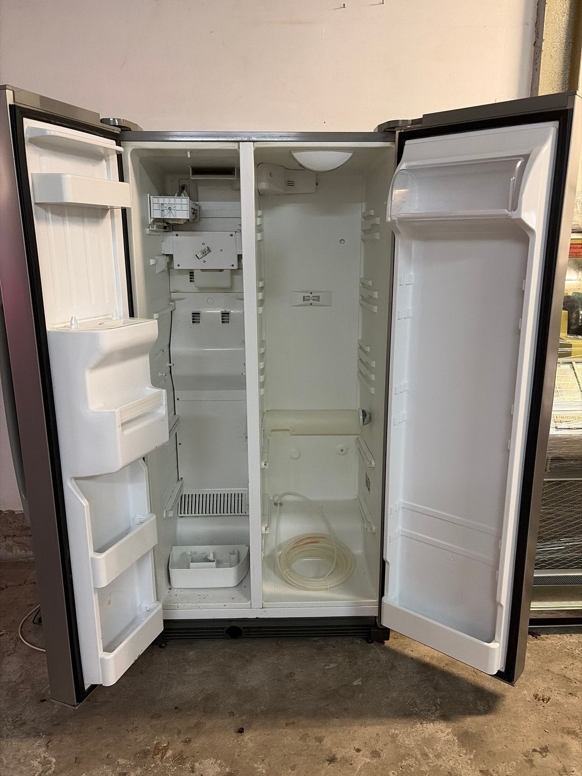 Foto 3 van Whirlpool Amerikaanse Koelkast met Vriezer en Waterdispenser