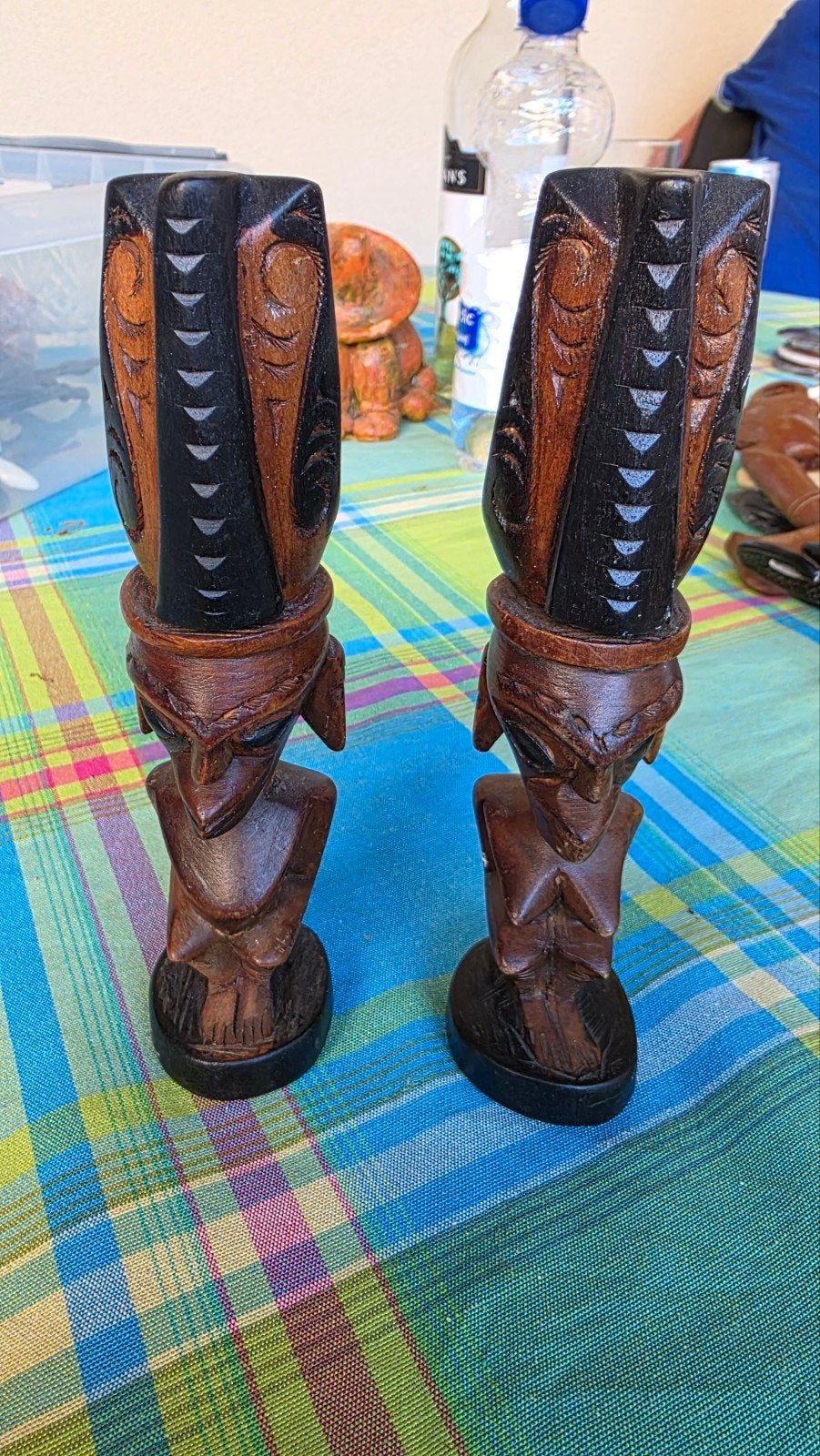 Set van 2 handgesneden houten beelden - Afrikaanse stijl, Overige onderwerpen, Handgemaakt, Ophalen of Verzenden, 20 - 50 cm