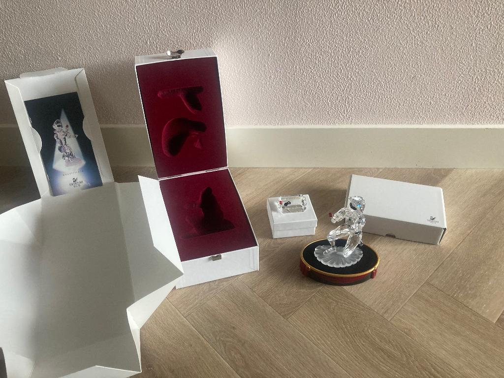 Swarovski harlekijn met plaquette en display, Ophalen of Verzenden, Zo goed als nieuw, Figuurtje