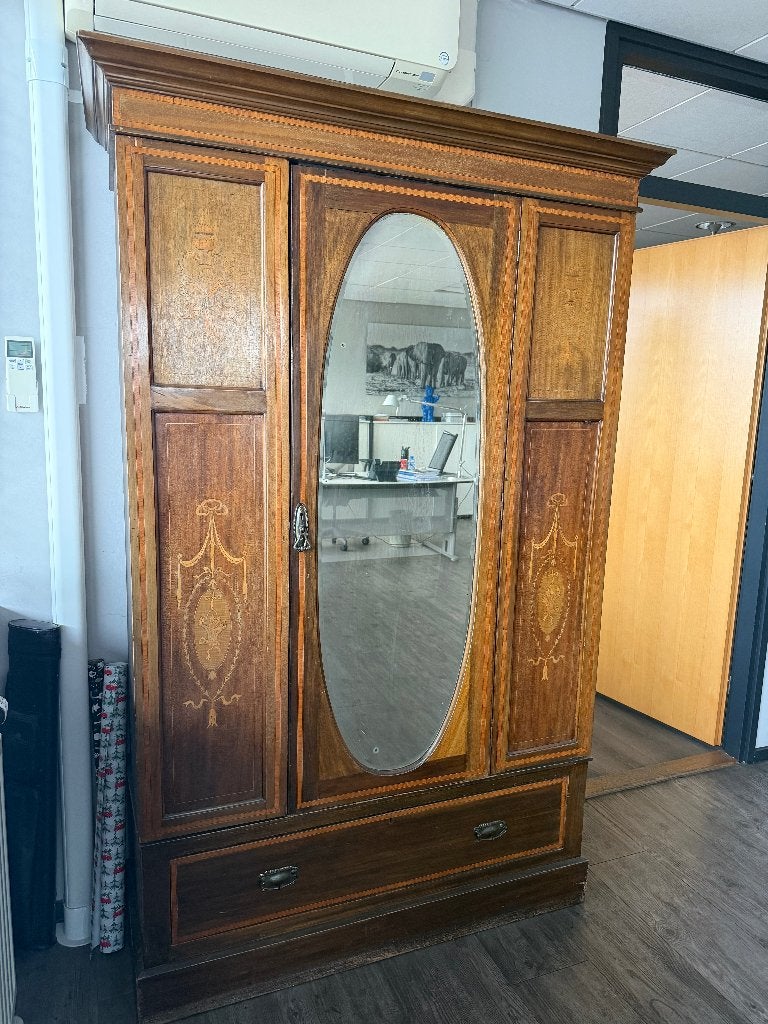 Antieke spiegelkast, Ophalen