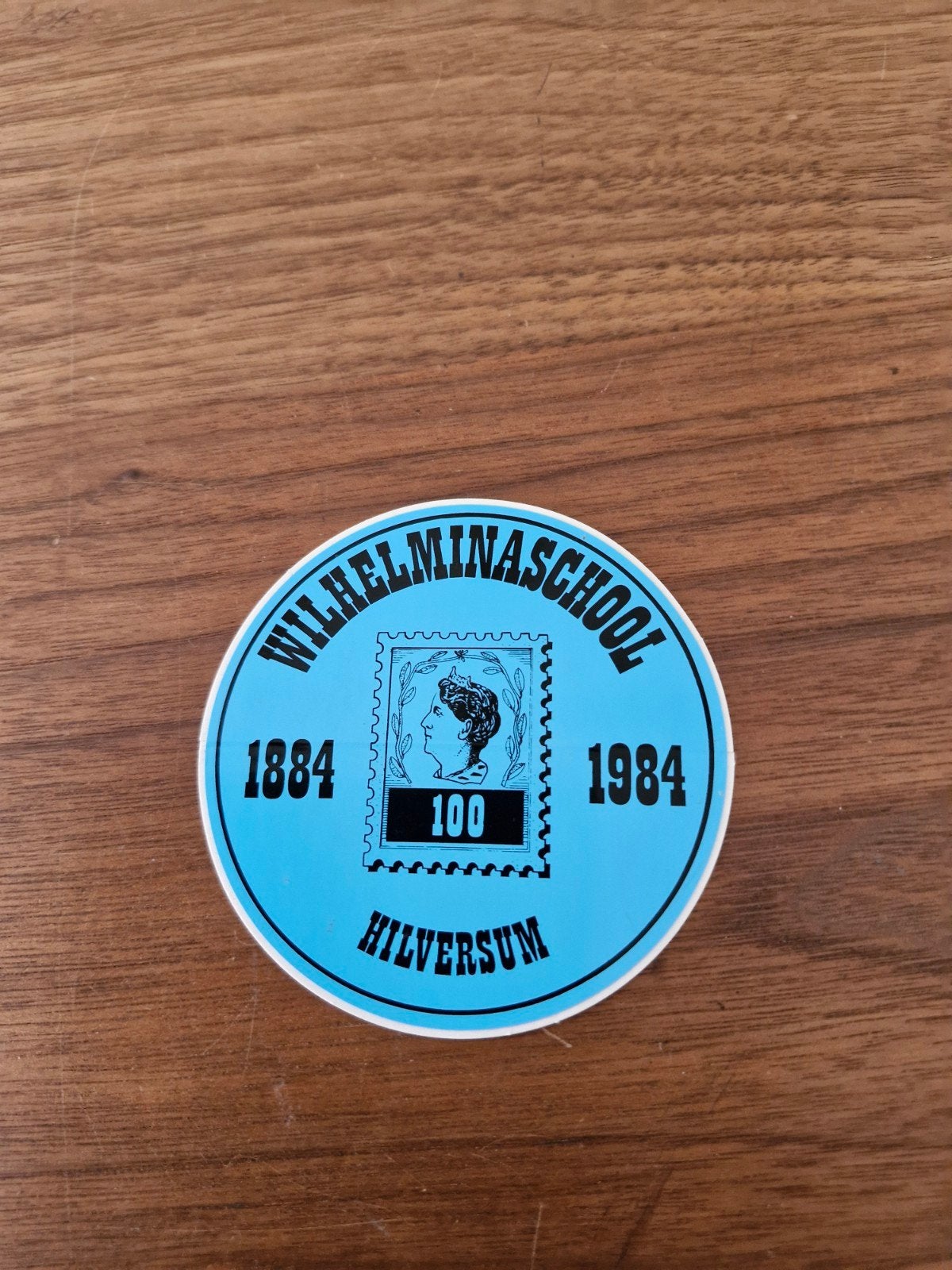 9369 Vintage Wilhelminaschool Hilversum Sticker 1884-1984, Ophalen of Verzenden, Nieuw, Bedrijf of Vereniging