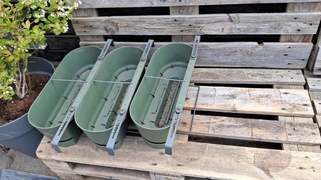 Verstelbare balkonbakken - Gebruikt, goede staat, Tuin en Terras, Bloembakken en Plantenbakken, Ophalen, Kunststof, Gebruikt, Minder dan 30 cm