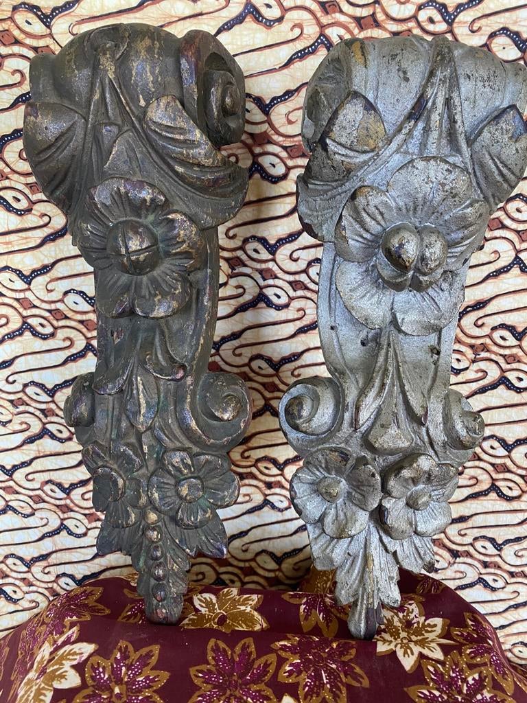 TWEE ANTIEKE, IDENTIEKE HANDGESNEDEN ORNAMENNTEN (18e EEUW)., Antiek en Kunst, Kunst | Beelden en Houtsnijwerken, Houtsnijwerk