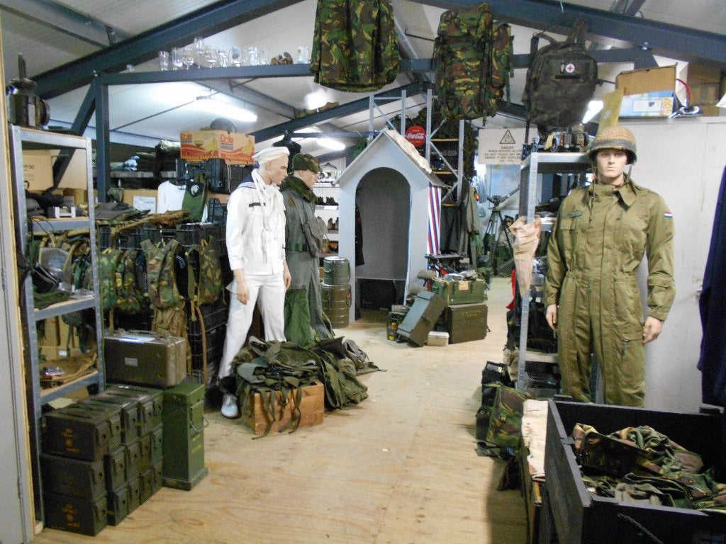 Leger spullen Leger dump Schoenen, backpacks, onderdelen, Verzamelen, Ophalen of Verzenden, Landmacht, Nederland