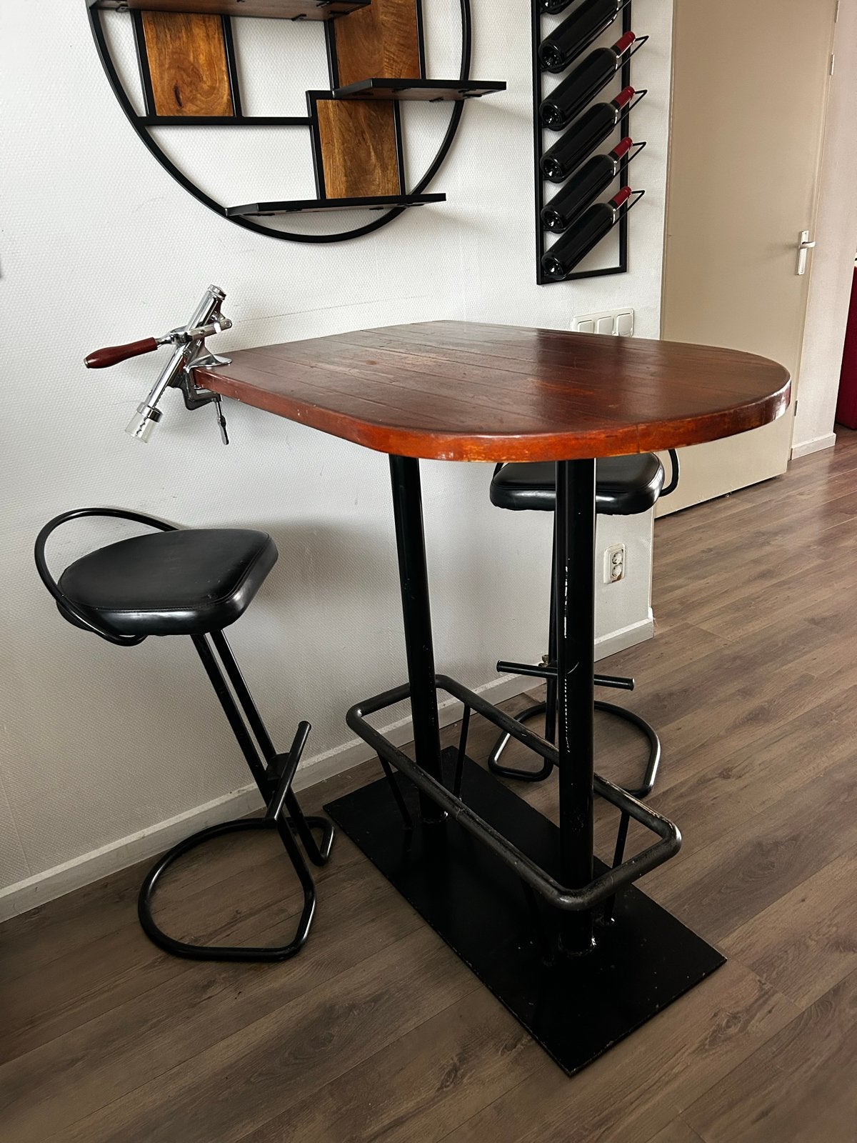 Hoge bartafel met 2 barkrukken - industrieel design, Ophalen, In hoogte verstelbaar, Gebruikt