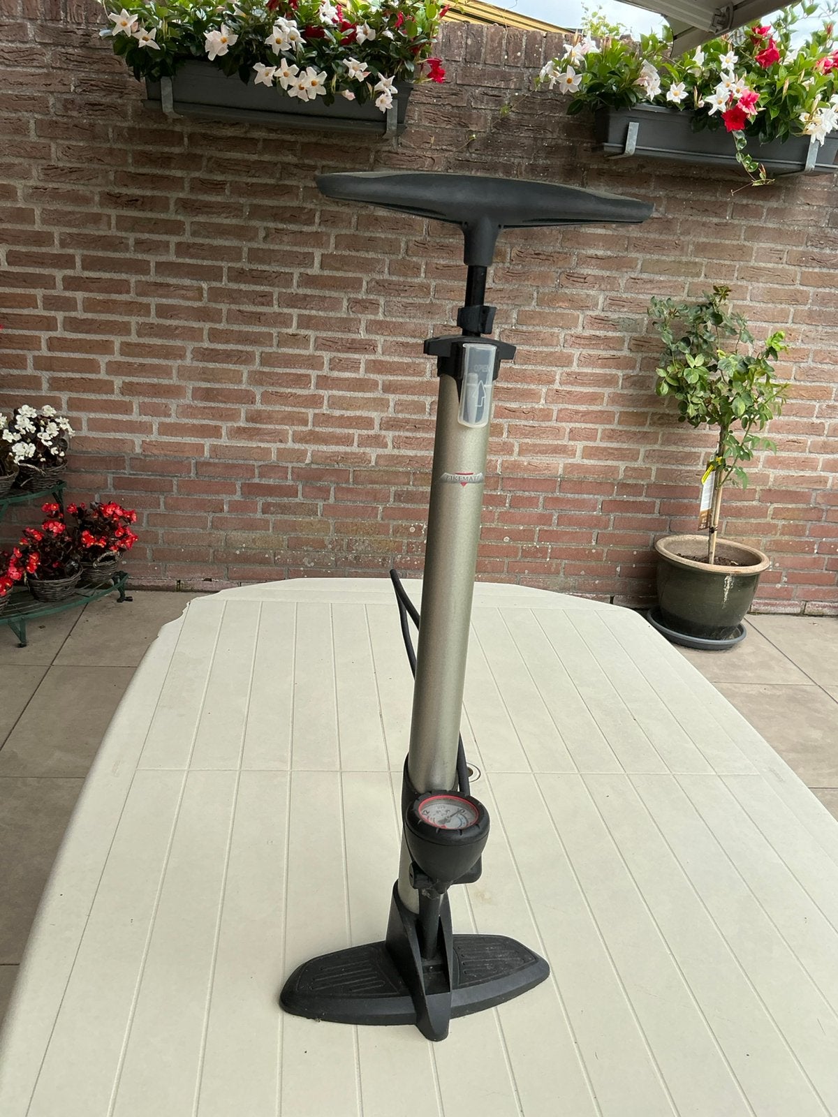 Fietspomp met manometer, Ophalen, Zo goed als nieuw