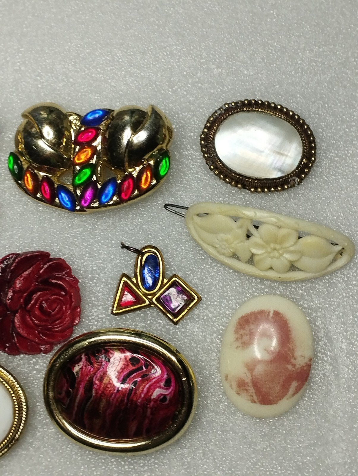Een partij vintage broches met clips voor restauratie, Ophalen of Verzenden, Minder dan 4 cm, Overige kleuren, Overige materialen