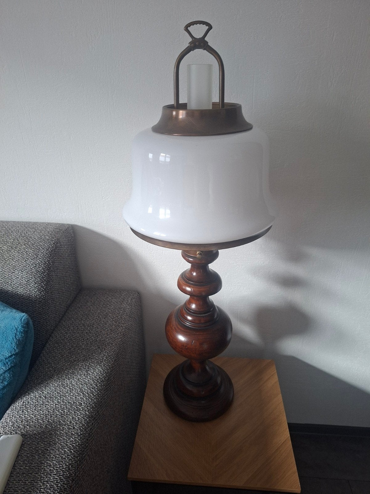 Notenhouten Tafellamp 90cm Hoog met Melkglas Kap, Ophalen, Gebruikt, E27 (groot), Met schakelaar