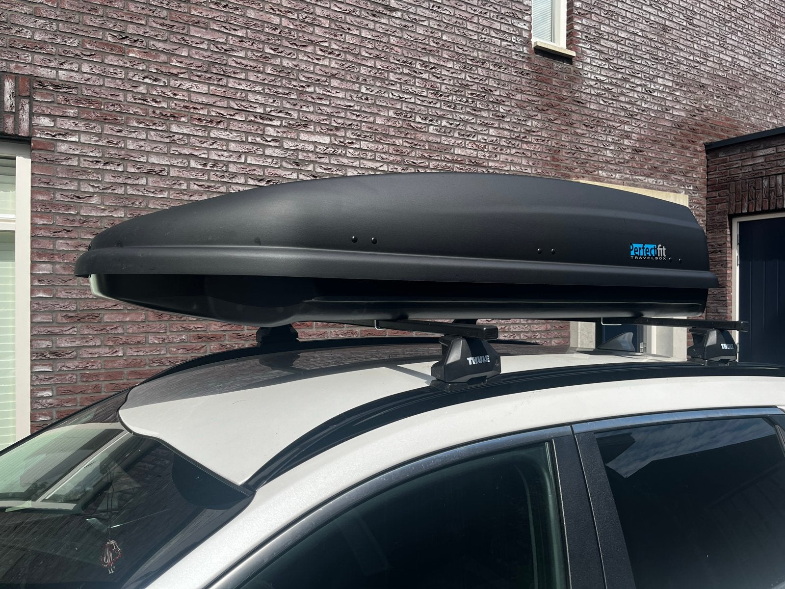 Te huur: PerfectFit Travelbox 440 met Thule Dakdragers, Ophalen, Zo goed als nieuw