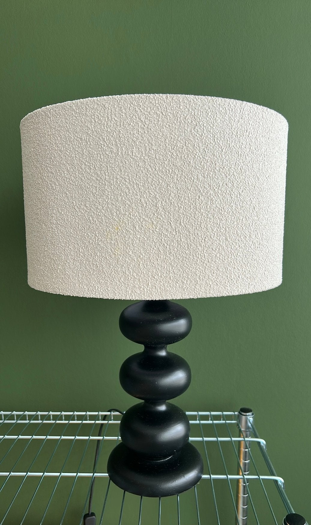Tafellamp Kwantum zwarte voet beige bouclé kap, Huis en Inrichting, Lampen | Tafellampen, Ophalen, Zo goed als nieuw, Hout
