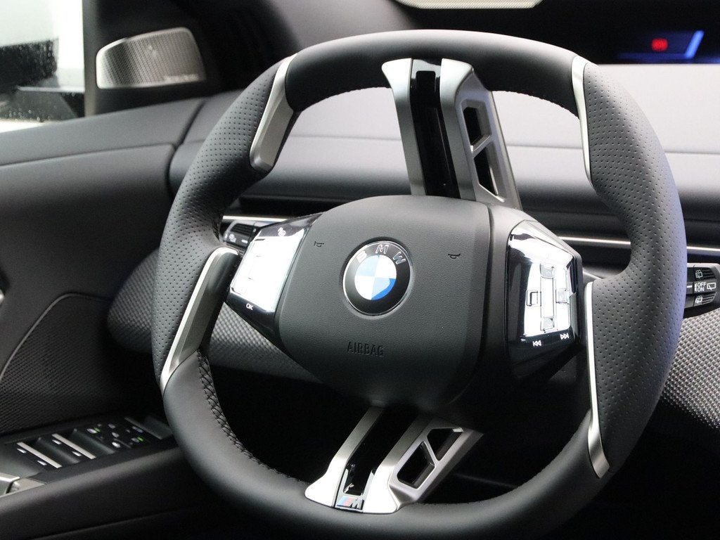 BMW iX3 50 xDrive M Sport Trekhaak Accu SoH 100% (bj 2026), Auto's, 660 min, Zwart, 2260 kg, Wit