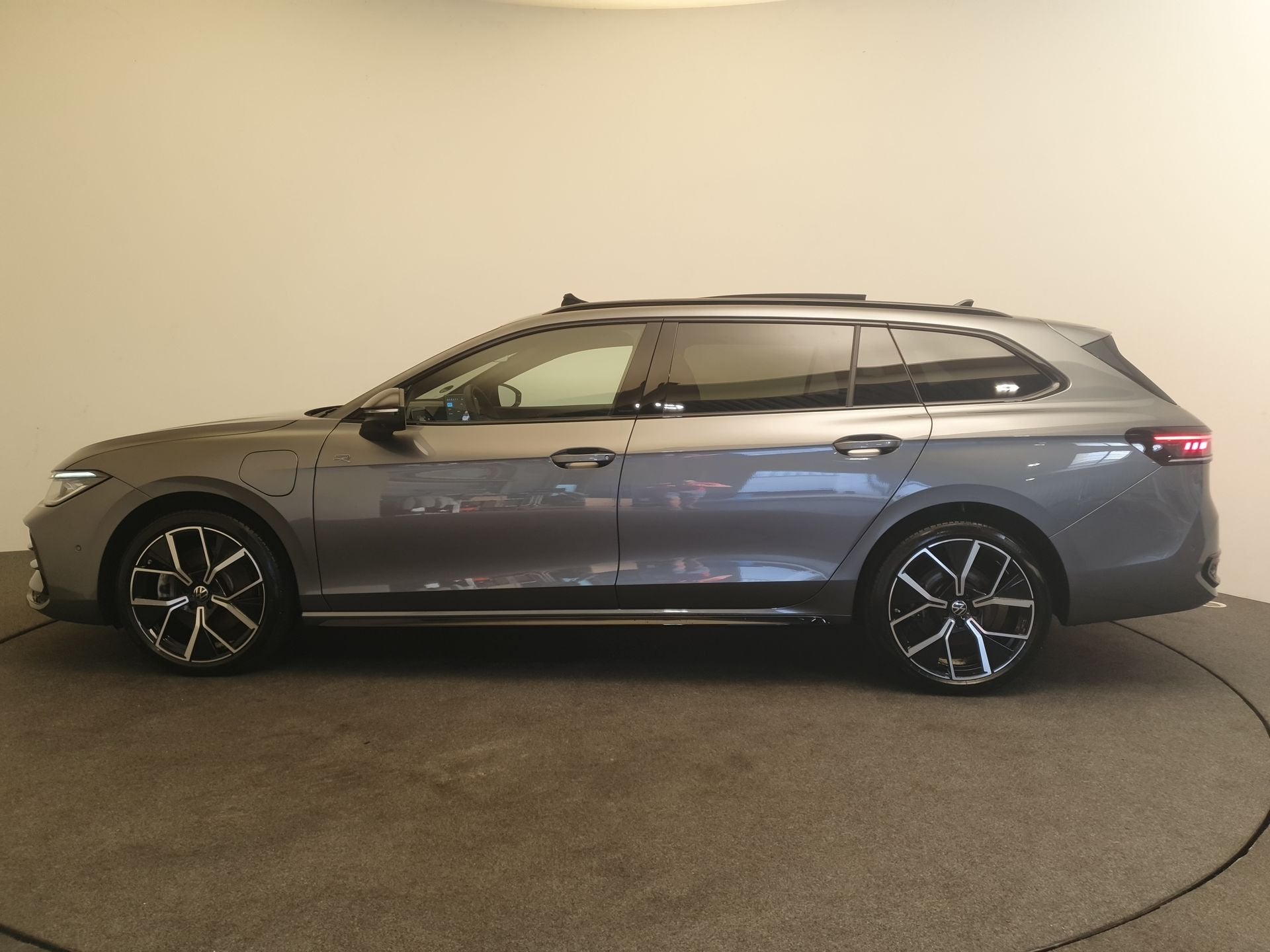 Volkswagen Passat Variant 1.5 eHybrid 272pk DSG/AUT R-Line W, Auto's, 77 km/l, Zwart, 4 cilinders, Hybride Elektrisch/Benzine