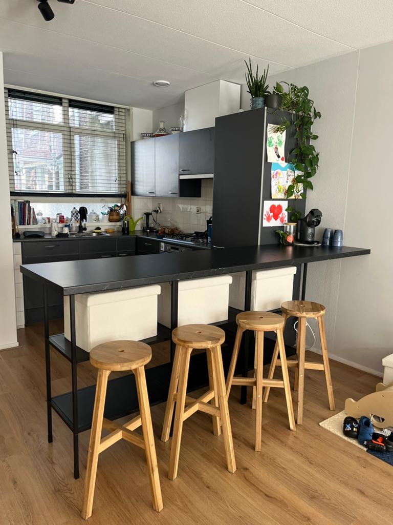 Bar met krukken en manden, Ophalen, Zo goed als nieuw