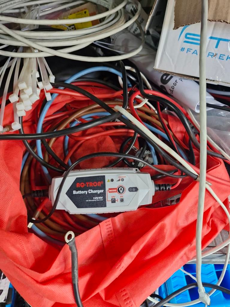 Accu met acculader voor caravan mover, Caravans en Kamperen, Caravan accessoires, Ophalen of Verzenden, Gebruikt