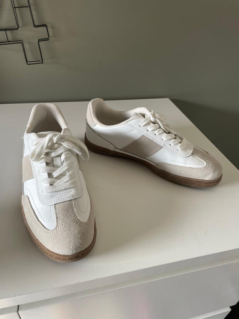 Witte sneakers ZARA met beige suède details - Maat 39, Ophalen of Verzenden, Zo goed als nieuw, Wit, Sneakers of Gympen