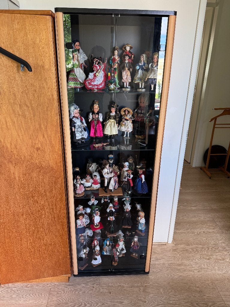 vitrinekast met poppen, Verzamelen, Poppen, Ophalen, Pop