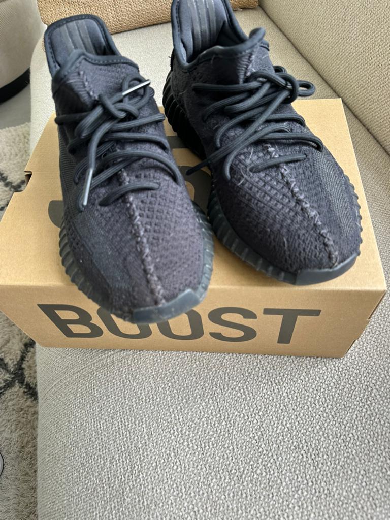 Yeezy boost 350  V2, Kleding | Heren, Schoenen, Ophalen of Verzenden, Zo goed als nieuw, Overige kleuren