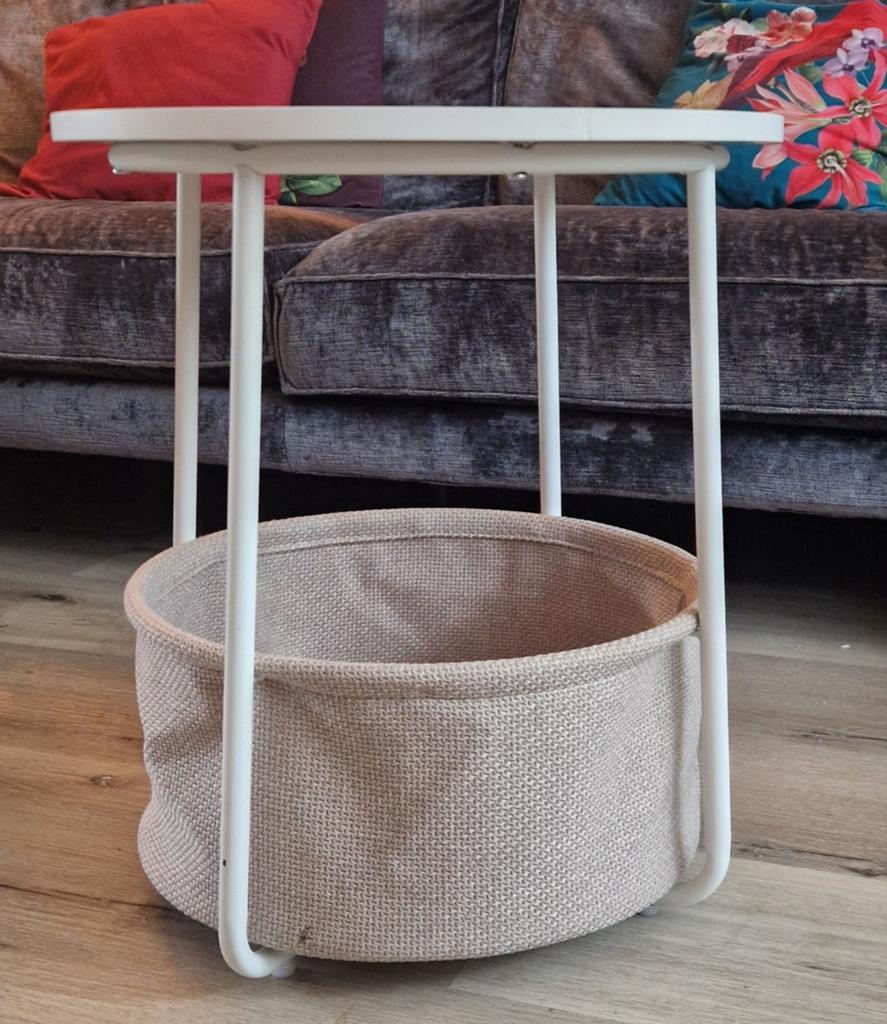Tafeltje met handige mand / bak, Huis en Inrichting, Tafels | Bijzettafels, 45 tot 60 cm, Minder dan 55 cm, Rond, Ophalen of Verzenden