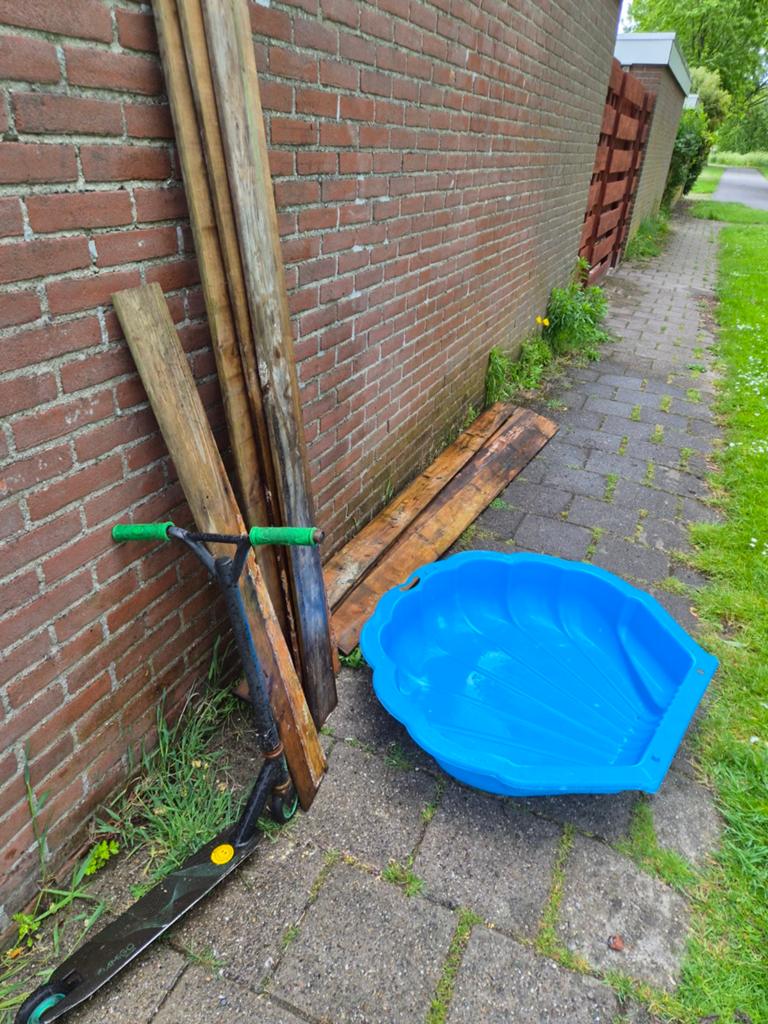 Gratis af te halen: Zandbak, step en houten planken, Ophalen of Verzenden, Gebruikt, Jongen of Meisje