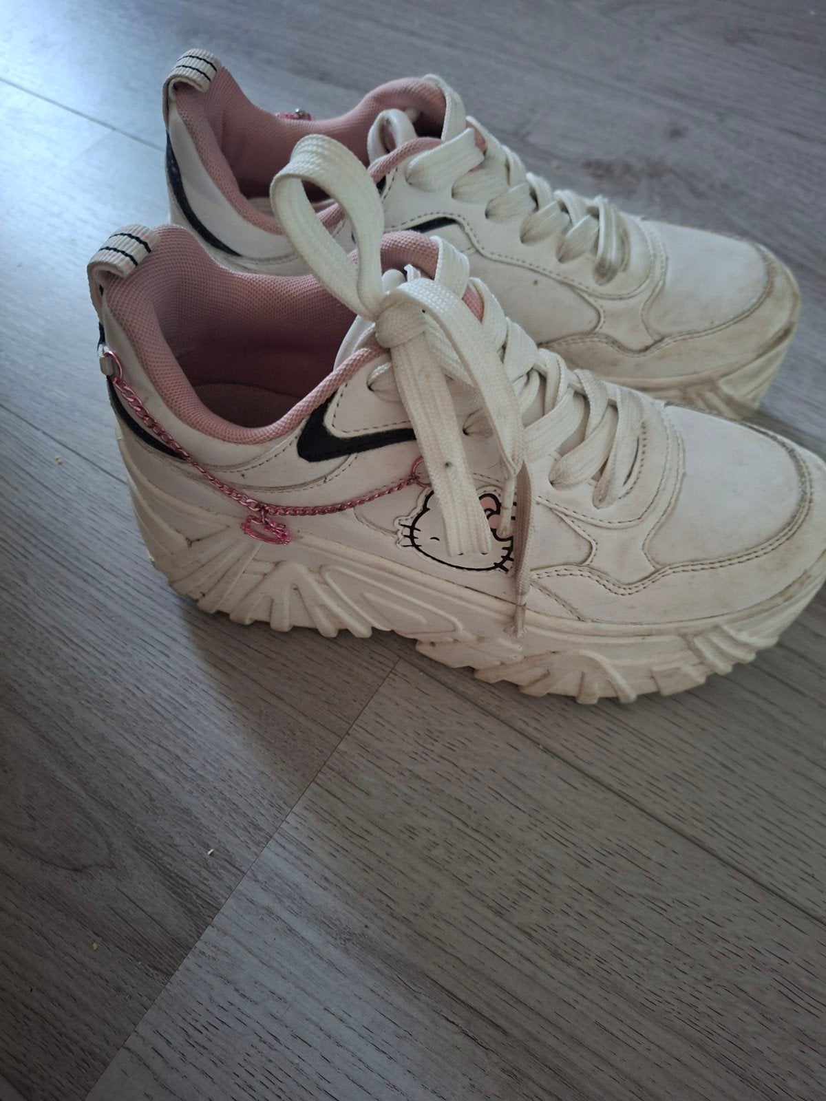 Bershka Hello Kitty schoenen mt 37, Ophalen of Verzenden, Gedragen, Sneakers of Gympen
