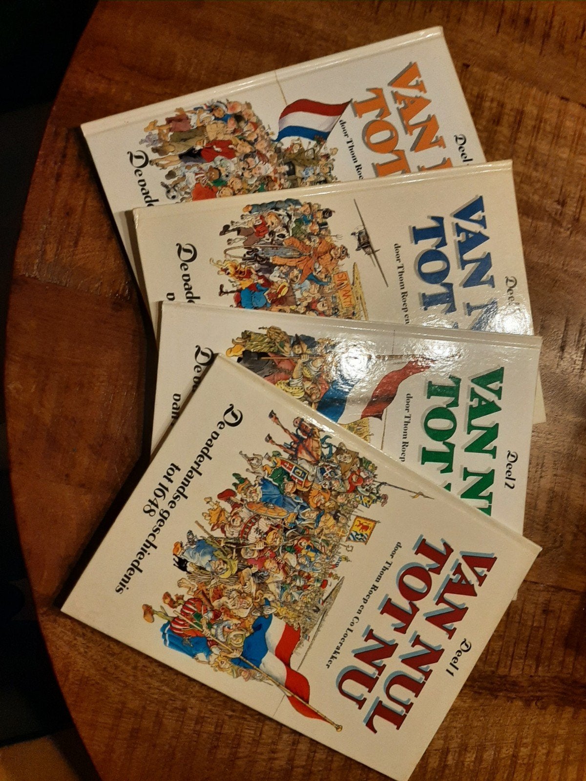 Van Nul Tot Nu - Deel 1 t/m 4 (Complete Set), Boeken, Geschiedenis | Vaderland, Ophalen of Verzenden, 20e eeuw of later, Gelezen