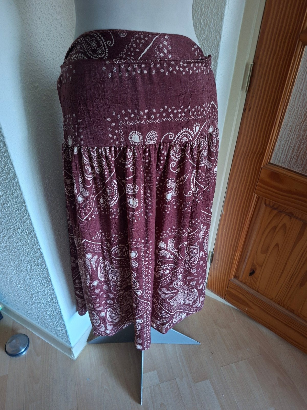 Mooie bordeauxrode rok met paisley print, maat 42, Kleding | Dames, Maat 42/44 (L), Ophalen of Verzenden, Gedragen, Rood
