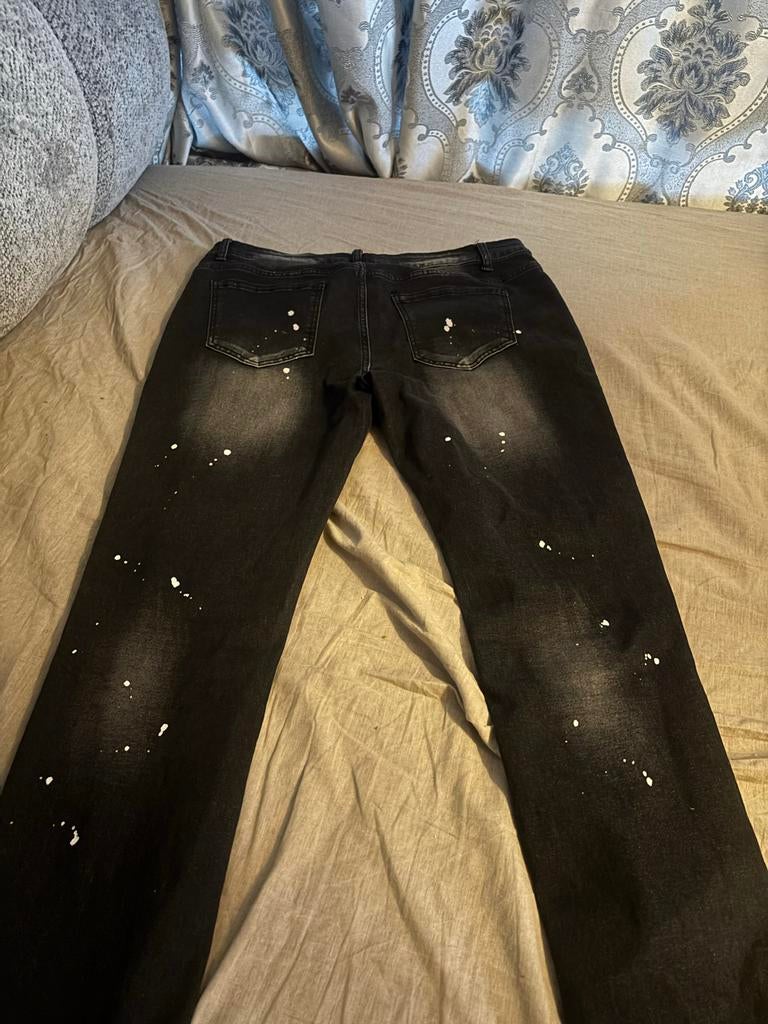 Zwarte jeans met verfspatten en scheuren, Ophalen of Verzenden, Gedragen, Zwart, Overige jeansmaten