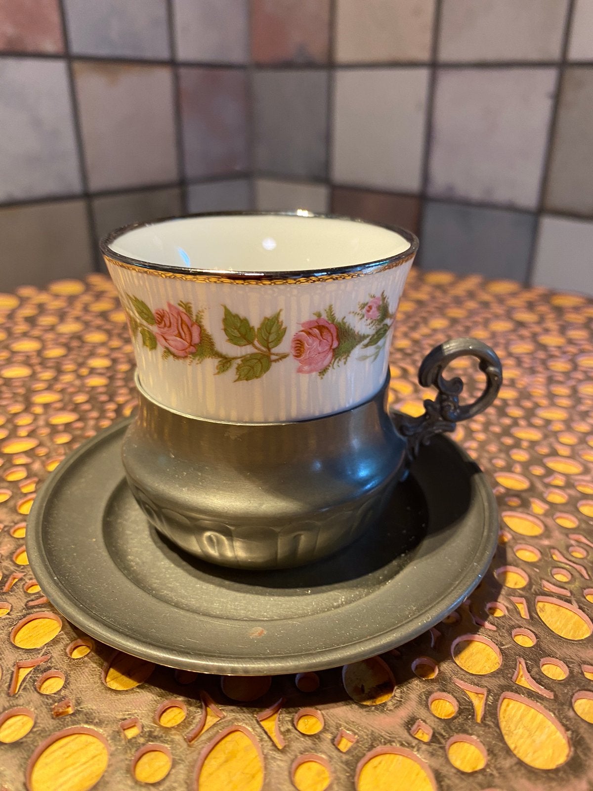 Vintage espresso kopje met tinnen houder en schotel,hoog 6.5, Antiek en Kunst, Ophalen of Verzenden