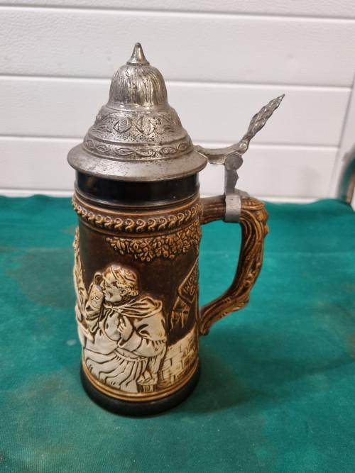 bierpul met drank tafereel aardewerk, Verzamelen, Glas en Borrelglaasjes, Ophalen of Verzenden, 'T Olde Gre-j, Info@toldegrej.nl