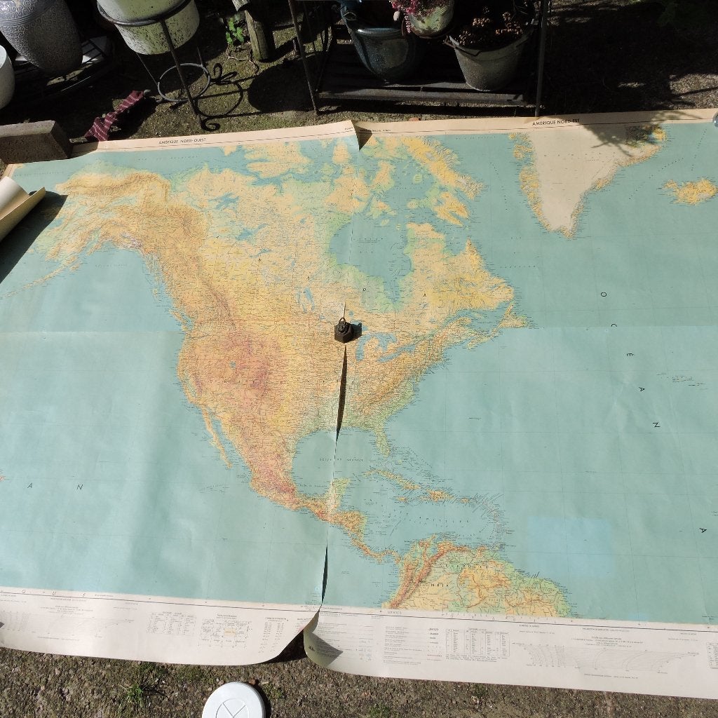 Mega grote wereldkaart bestaande uit 12 delen 1966 4 x 3 mtr, Gelezen, Ophalen of Verzenden, Landkaart, 1800 tot 2000