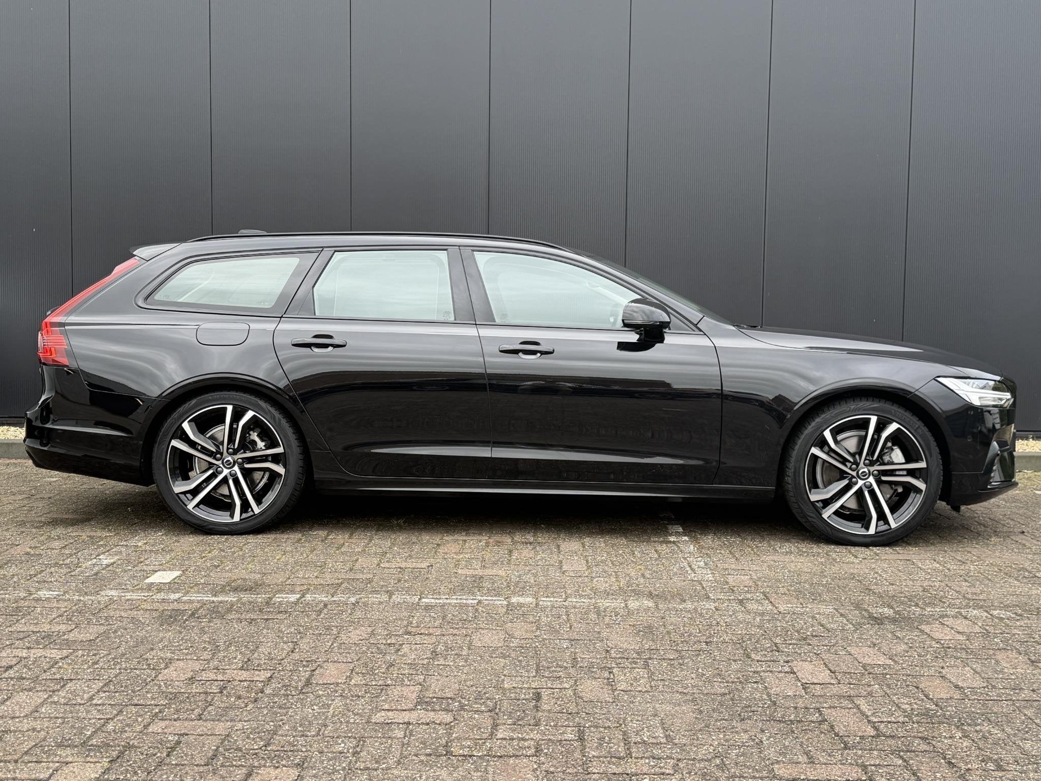 Volvo V90 2.0 T8 Plug-in hybrid AWD Ultra Dark Bowers & Wilk, Automaat, 4 cilinders, 180 min, Zwart